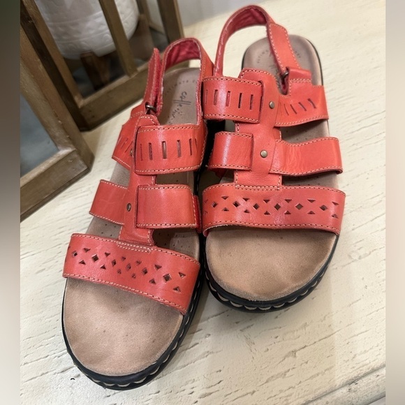 Clarks Women’s Lexi Qwin Coral Pink Leather Slingback Sandal Size 8 - Picture 2 of 5